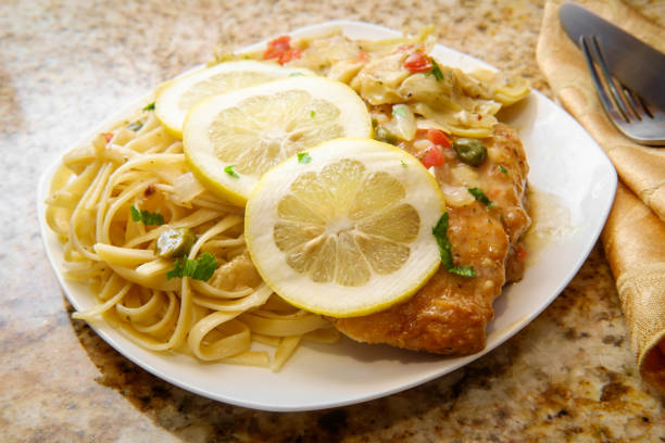 poulet piccata linguine - veal cutlet piccata picatta photos et images de collection