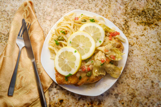 chicken piccata linguine - veal cutlet piccata picatta imagens e fotografias de stock