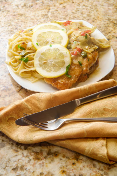 chicken piccata linguine - veal cutlet piccata picatta imagens e fotografias de stock