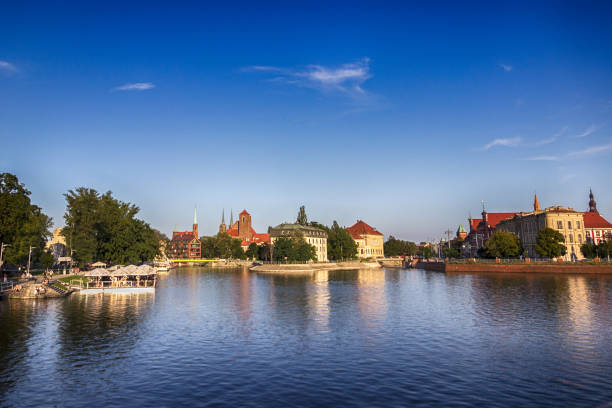 ostrow tumski. isla catedral y el río odra. ciudad de breslavia, polonia - odra river fotografías e imágenes de stock