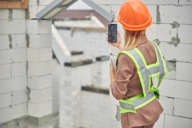 ingeniero civil usando su teléfono celular en el trabajo - trabajador de construcción fotos fotografías e imágenes de stock