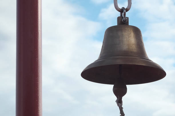 glocke rynda auf dem schiff gegen blauen himmel mit wolken. - third place audio stock-fotos und bilder