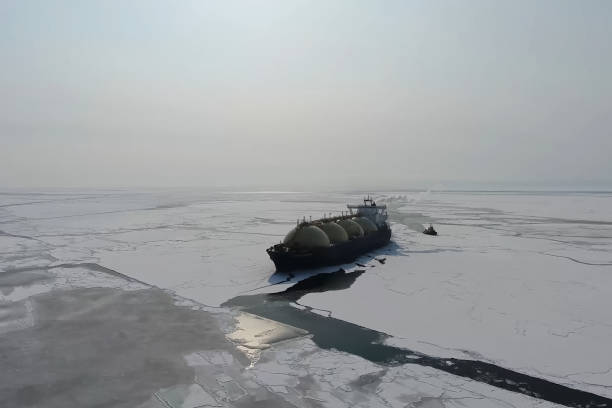 танкер заполняется сжиженным природным газом, транспортируя газ - oil carrier стоковые фото и изображения