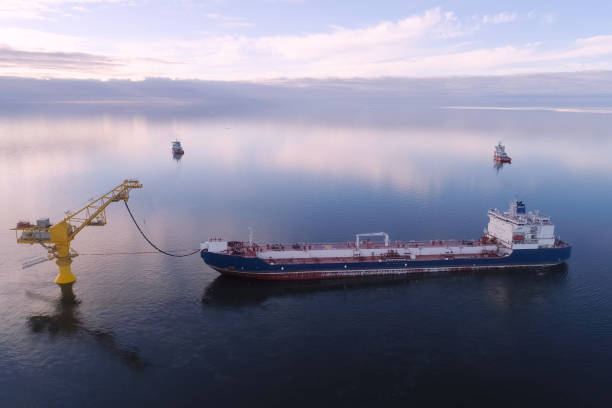 танкер заполняет�ся сжиженным природным газом, транспортируя газ по морю. - oil carrier стоковые фото и изображения