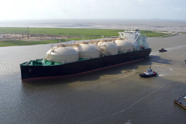 液化ガスタンカーを牽引する。海上での炭化水素輸送 - 液化天然ガス ストックフォトと画像