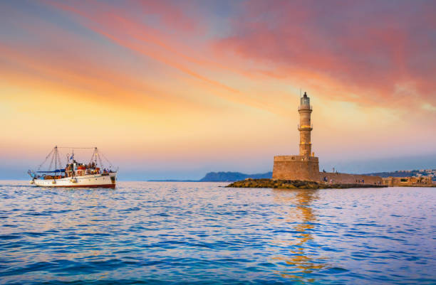 素晴らしい灯台、モスク、ヴェネツィア造船所、日没、クレタ島、ギリシャとハニアの美しい古い港のパノラマ。 - ハニア ストックフォトと画像