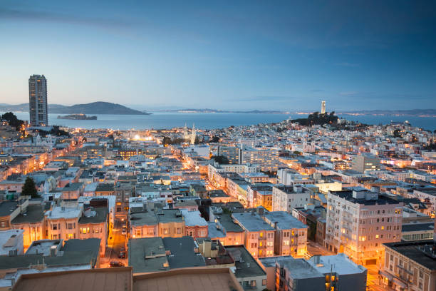 горизонт города сан-франциско в сумерках - san francisco bay aerial view san francisco county san francisco bay area стоковые фото и изображения