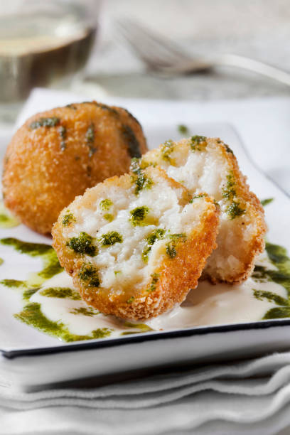 cremig 3 käse arancini mit knoblauch aioli und basilikumöl - parmesan cheese risotto rice basil stock-fotos und bilder