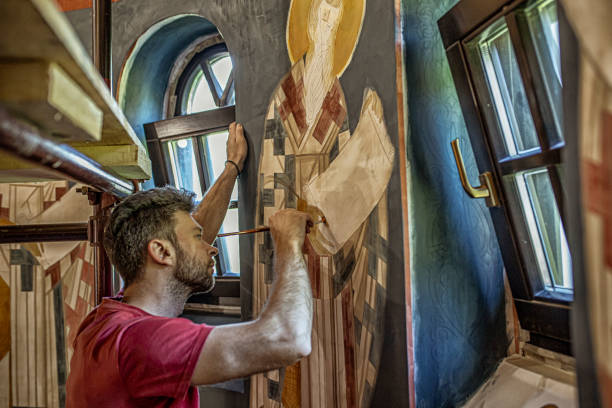 художник заканчивает детали на настенных фресок православной церкви - restoring painting working church стоковые фото и изображения