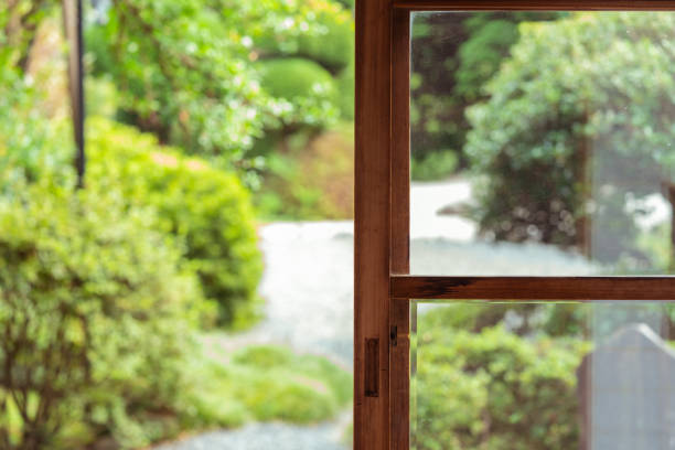 和風の窓と庭 - wood window ストックフォトと画像