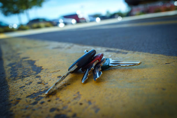 потерянные ключи от автомобиля - misplaced стоковые фото и изображения