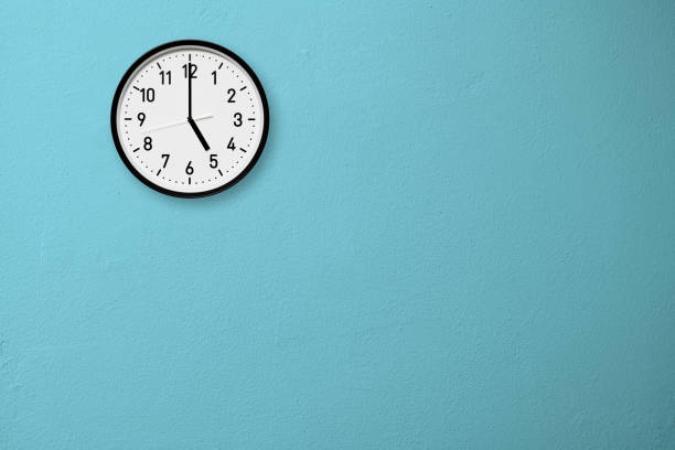 orologio da parete sulla parete blu - deadline time clock urgency foto e immagini stock