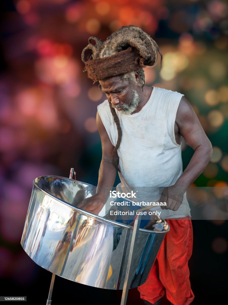 Tambor De Metálico Caribeño Tocado Un Músico En La República De Trinidad Y Tobago Foto de stock y más banco de imágenes de Banda de Percusión del Caribe - iStock