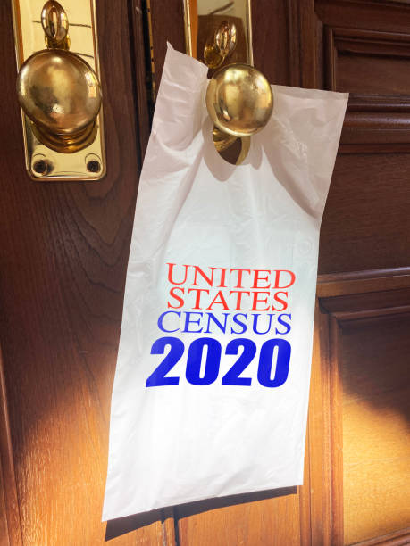censo de los estados unidos 2020: formulario de encuesta en la perilla de la puerta del hogar - manilla envelope fotografías e imágenes de stock