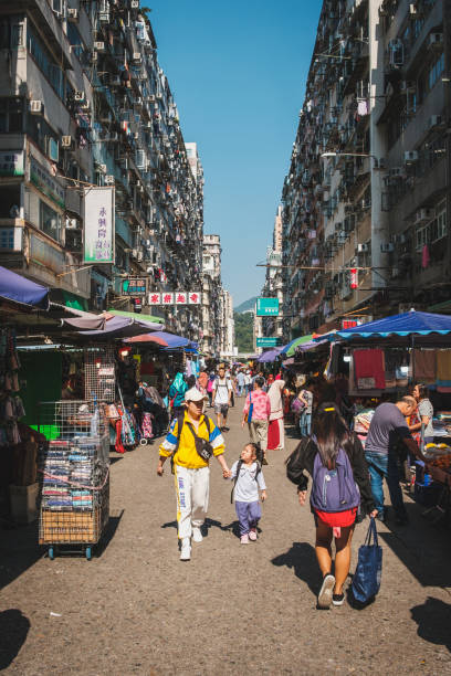 香港、モンコックのストリートマーケットを歩く人々 - crowd kowloon peninsula multi colored ストックフォトと画像