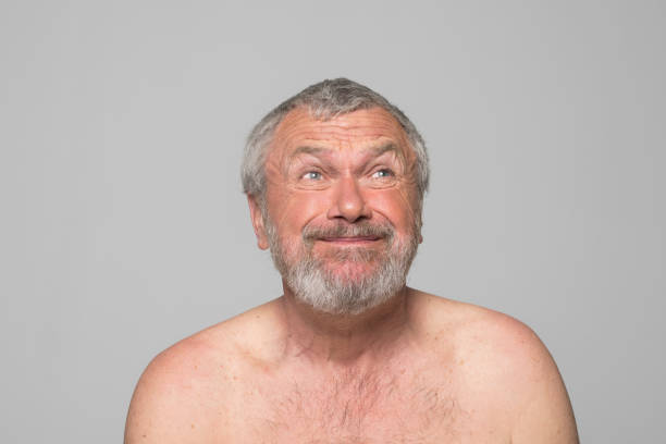 starszy mężczyzna stojący na szarym tle - chest hair zdjęcia i obrazy z banku zdjęć