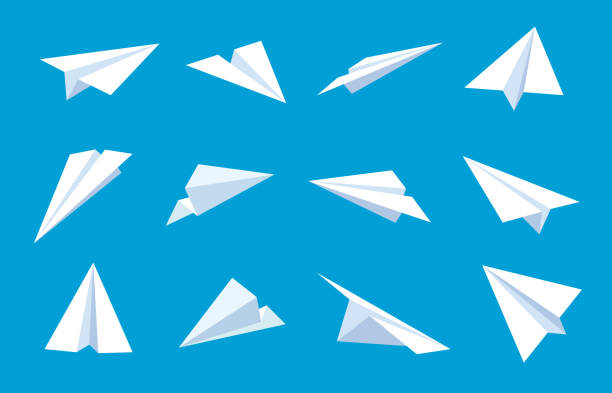 ilustraciones, imágenes clip art, dibujos animados e iconos de stock de avión de papel. aviones voladores en cielo azul, aviones de papel blanco desde diferentes ángulos y dirección, mensaje o símbolos vectoriales planos itinerantes - avión de papel