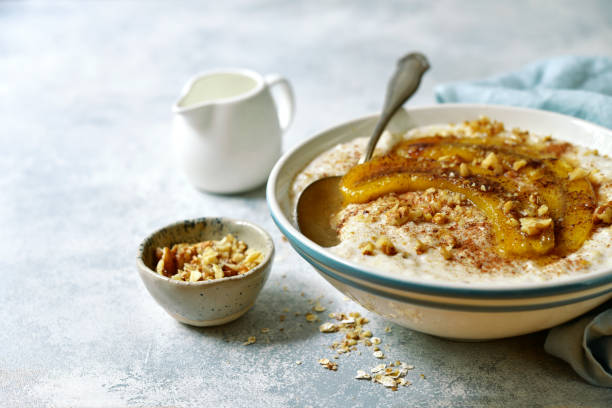 delizioso porridge d'avena con banana caramellata e noci - honey caramel syrup fruit foto e immagini stock