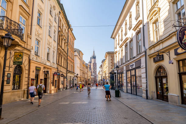 florianska street en cracovia (polonia) en día soleado - florianska street fotografías e imágenes de stock