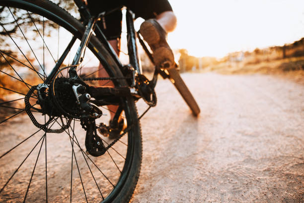 piedi su pedale bicicletta sotto la luce del sole - bicycle pedal foto e immagini stock