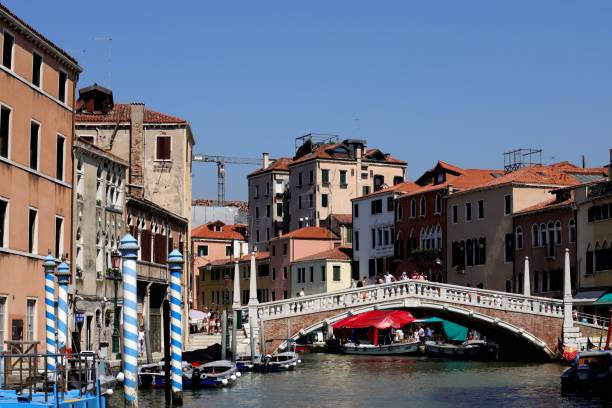 canal cannaregio, puente de las espiras en venecia, italia - ponte degli scalzi fotografías e imágenes de stock