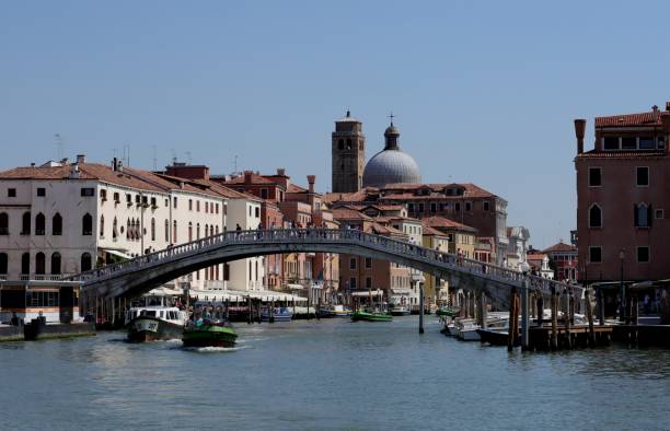 grande canal, torre do palazzo labia e ponte degli scalzi em veneza, itália - ponte degli scalzi - fotografias e filmes do acervo