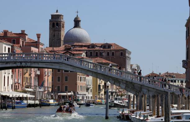 gran canal, torre del palazzo labia y ponte degli scalzi en venecia, italia - ponte degli scalzi fotografías e imágenes de stock