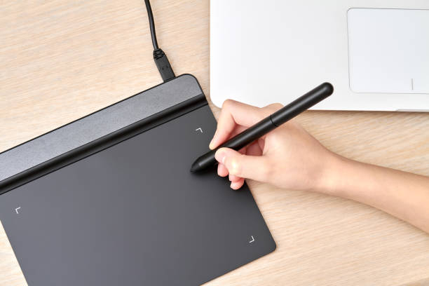 dziewczyna rysuje na tablecie graficznym z piórem. zbliżenie, selektywne ustawianie ostrości - digital tablet digitized pen laptop black zdjęcia i obrazy z banku zdjęć