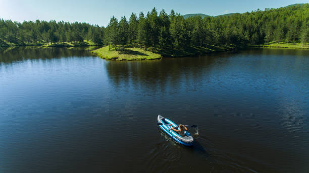 woman kayaking on the lake in serbia - loch rowboat lake landscape imagens e fotografias de stock