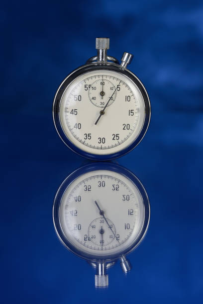 cronometro su sfondo blu - number 5 accuracy time blue foto e immagini stock