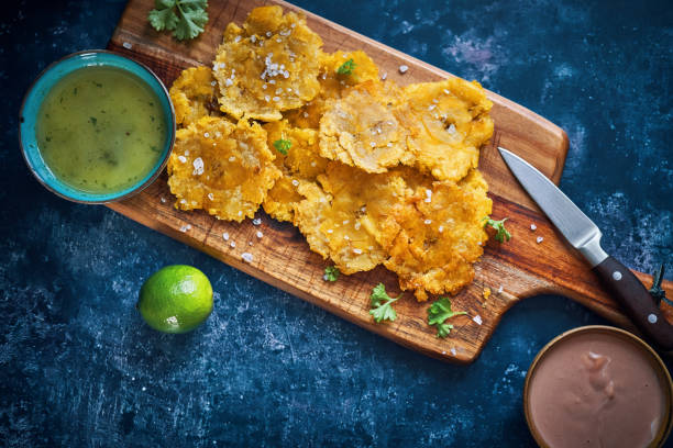 tostones puerto rican fried plantains - portoricain photos et images de collection