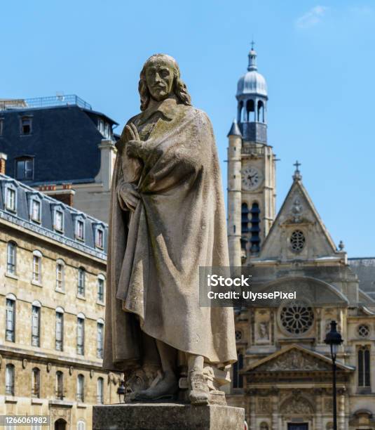 パンテオン広場のピエールコルネイユ像 パリフランス 17世紀のストックフォトや画像を多数ご用意 17世紀, ゴシック様式, ステージ