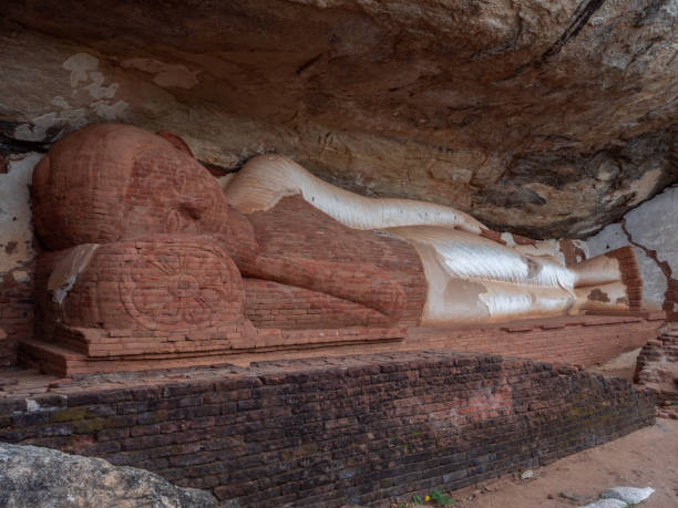 big buddha inside rock - buddhism sigiriya old famous place imagens e fotografias de stock