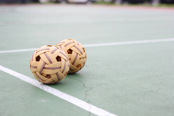 fermez-vous vers le haut depak takraw ou boule de rotin dans le champ extérieur avec l’espace de copie. - sepak takraw photos et images de collection