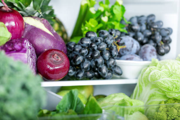 fioletowe świeże warzywa w lodówce - kohlrabi purple cabbage organic zdjęcia i obrazy z banku zdjęć