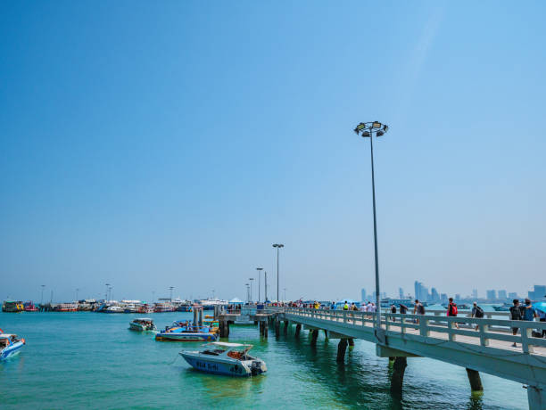 uma multidão de pessoas andando no píer bali hai na cidade de pattaya. bali hai pier o transporte portuário entre pattaya e a ilha de koh larn - bali hai - fotografias e filmes do acervo