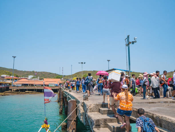 uma multidão de pessoas transporta o píer bali hai no porto de koh lan, na cidade de pattaya. bali hai pier o transporte portuário entre pattaya e a ilha de koh larn - bali hai - fotografias e filmes do acervo
