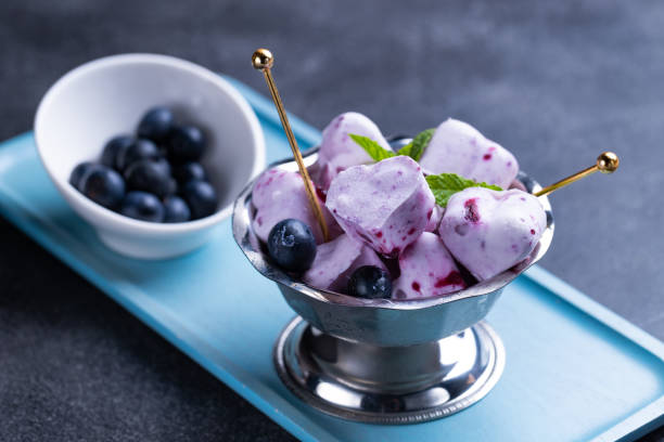 yogur congelado en forma de corazón - yogur helado fotografías e imágenes de stock