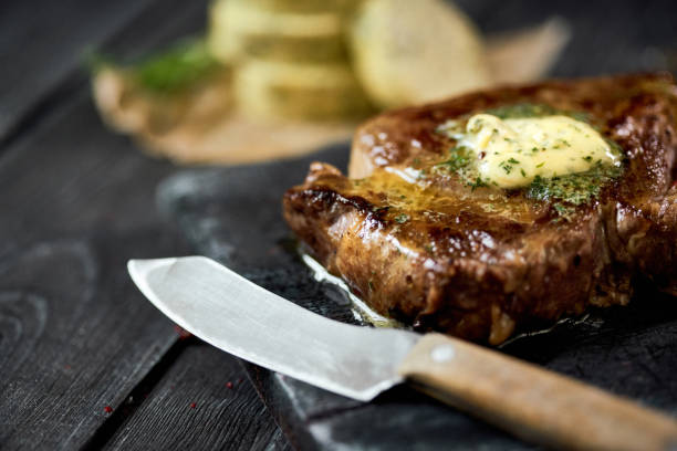 牛肉ステーキにガーリックバター - meat loaf meat cooked beef ストックフォトと画像