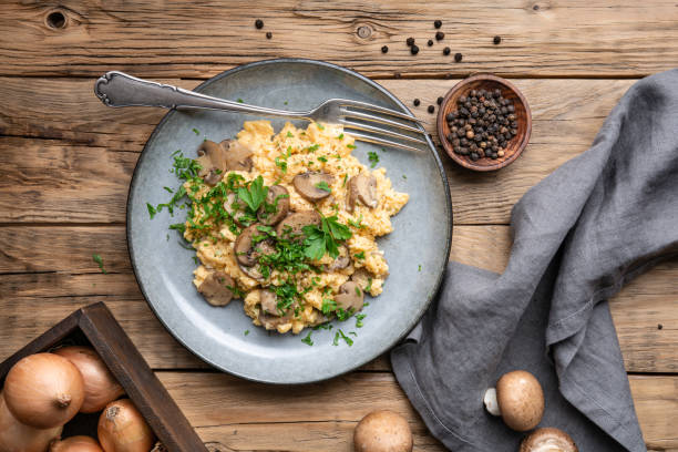 uova strapazzate con funghi, cipolla e prezzemolo - edible mushroom portion chopped freshness foto e immagini stock