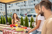 familie-sitzt-am-servierten-tisch-und-schaut-zufrieden.jpg?b=1&s=170x170&k=20&c=4U75Frwcvnb6no29zZDl1aiICME7PYqok1ZT7pu9uWY=