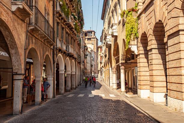 widok na calamaggiore jedną z głównych ulic w treviso - tower treviso veneto palace zdjęcia i obrazy z banku zdjęć