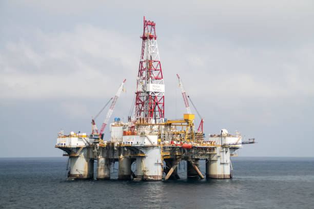 la plataforma de perforación semisumemersible ocean valiant. - valiant fotografías e imágenes de stock