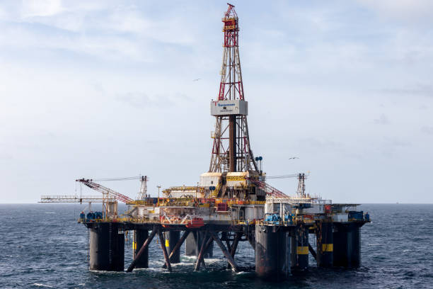 Semi Submersible Transocean Sedco 704 at North Sea NORTH SEA, SCOTLAND - 2016 MARCH 25. Semi Submersible Transocean Sedco 704 at North Sea oil derrick crane crane exploration stock pictures, royalty-free photos & images