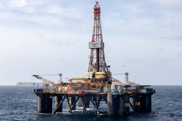 semi submersível transocean sedco 704 no mar do norte - oil crane oil rig derrick crane - fotografias e filmes do acervo
