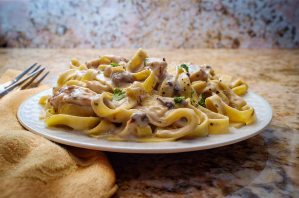 フェットチーネ・アルフレド・グリルド・チキン - fettuccine alfredo chicken pasta fettuccine ストックフォトと画像