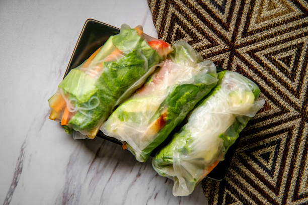 vegetarische frühlingsrollen - rolled up rice food vietnamese cuisine stock-fotos und bilder