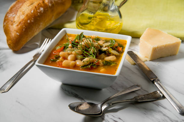 zuppa di pane ribollita toscana - il formaggio di coltivatore foto e immagini stock