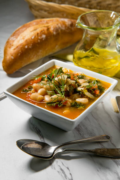 zuppa di pane ribollita toscana - il formaggio di coltivatore foto e immagini stock