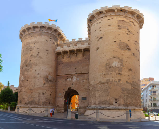 バレンシアの中世の壁のトレス・ド・クアルトまたはプエルタ・デ・クアルト2つの要塞ゲート - quart ストックフォトと画像